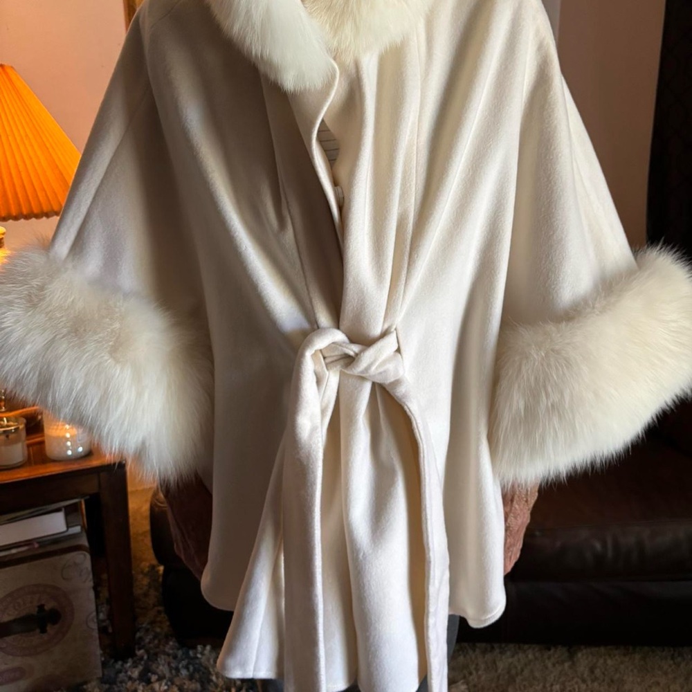 GORSKI Cream Cape with White Fur Trim